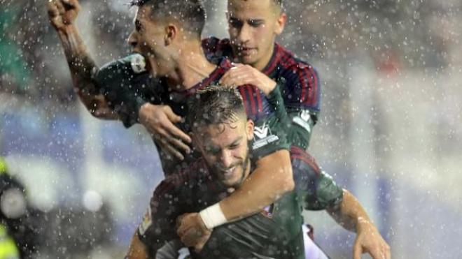 Los jugadores del Osasuna celebran el 2-3 de Roberto Torres.