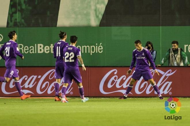 Cristiano Ronaldo celebra su gol ante el Betis.