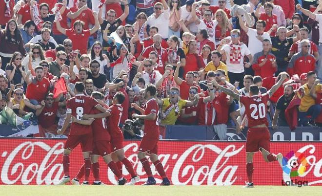 Los jugadores del Sevilla celebran un gol ante su afición.