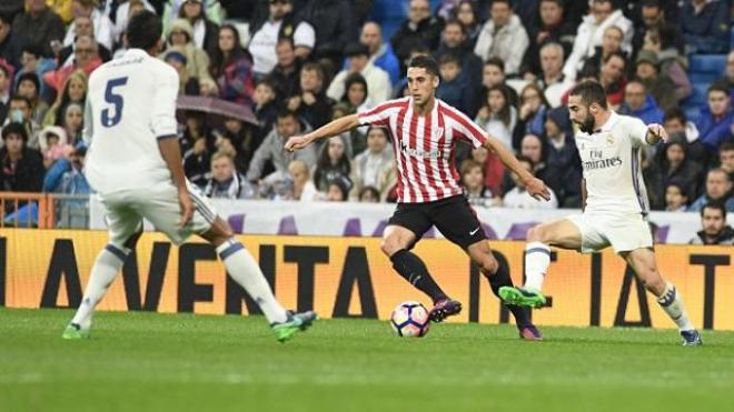 Jugadores del Real Madrid y del Athletic pugnando por un balón.