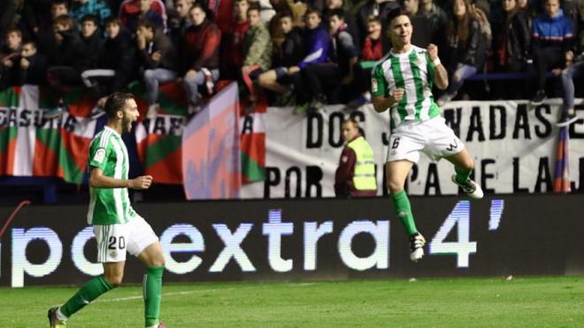 Felipe Gutiérrez celebra el gol ante Osasuna.