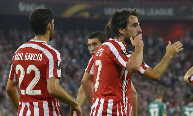 Beñat celebra un gol con el Athletic en la Liga Europa.