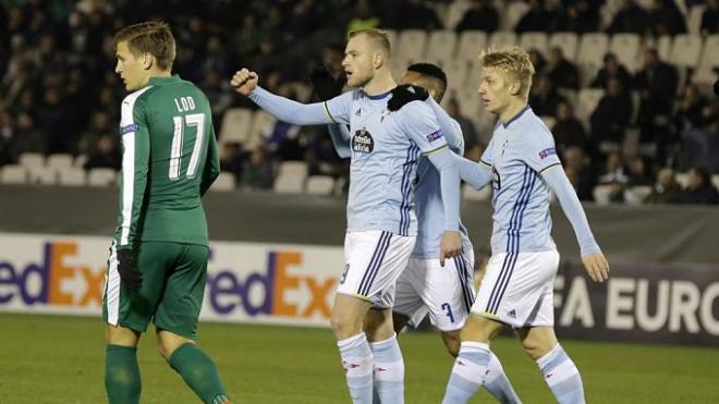 Guidetti celebra uno de los tantos del partido.