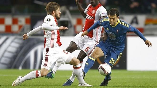 Rossi pelea por el balón durante el Ajax-Celta.