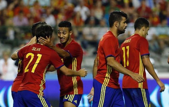 Los jugadores españoles celebran el 0-1.