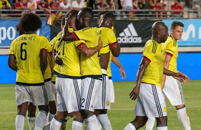 Los jugadores colombianos celebran el gol de Cardona.