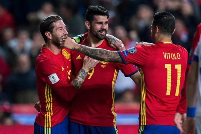 Diego Costa celebra su gol con Ramos y Vitolo.