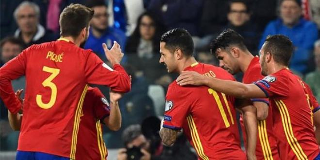 Los jugadores españoles felicitan a Vitolo por su gol ante Italia.