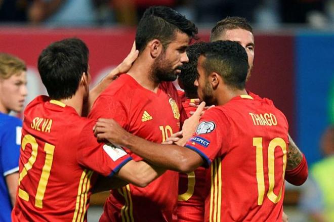 Silva, Thiago y Costa celebran un gol con España.