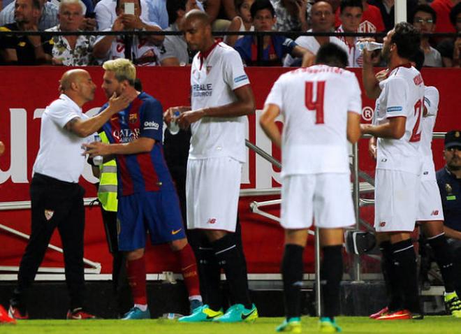 Messi y Sampaoli se saludan en la pasada Supercopa de España.