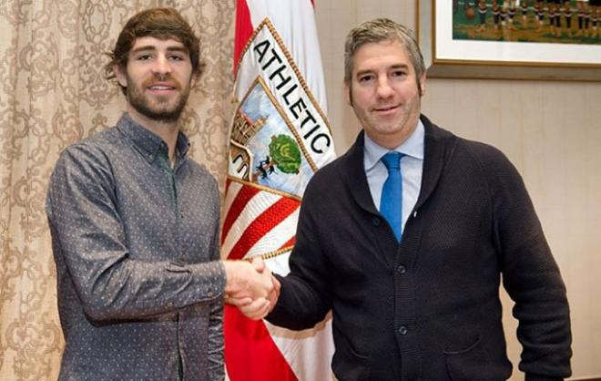 Yeray Álvarez y Urrutia, durante el acto de renovación.