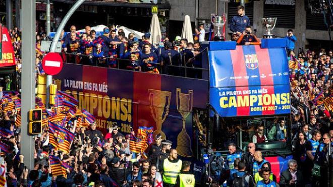 El autobús del Barça, con los títulos, pasea entre los aficionados.