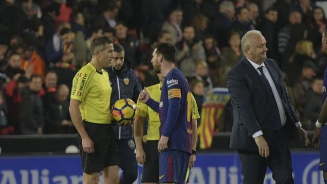 Messi reclama a Iglesias Villanueva el gol que no subió al marcador.