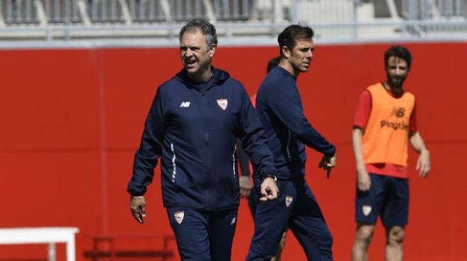 Caparrós, con Marchena en segundo plano durante una sesión.