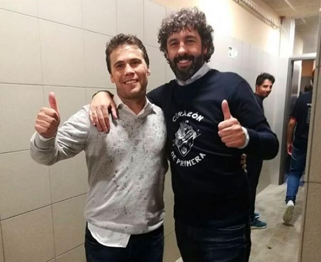 Emilio Vega celebra el ascenso junto al entrenador, Rubi.