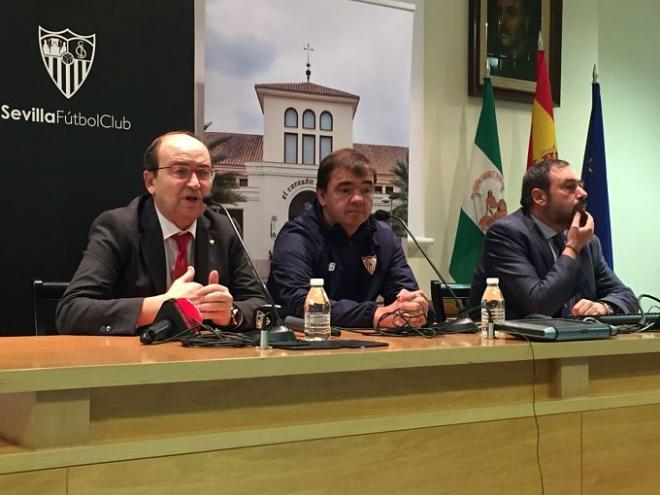 El presidente del Sevilla, junto a Ernesto Marcucci en rueda de prensa.