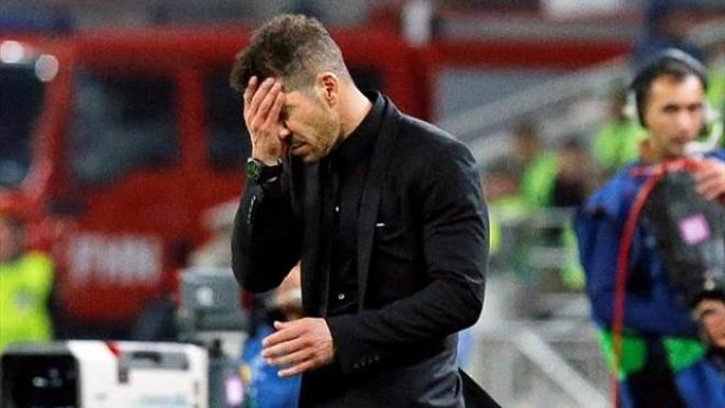 Simeone se lamenta durante el partido en Bakú.