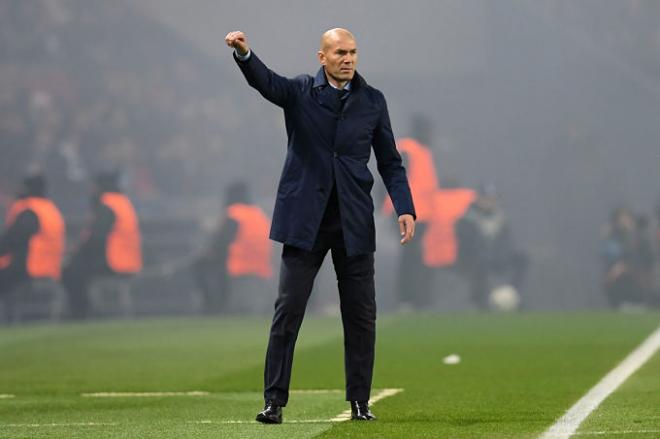 Zidane, dando instrucciones durante el partido en París.