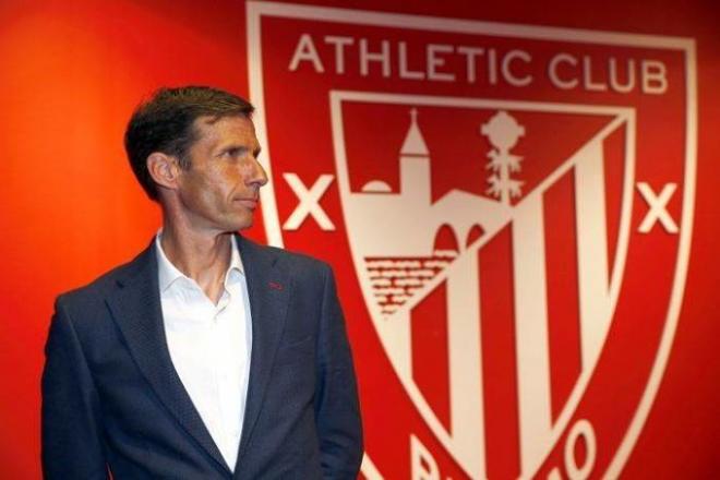 'Cuco' Ziganda posa junto al escudo del Athletic.