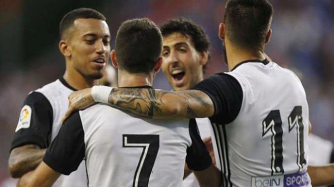 Los jugadores del Valencia celebran uno de los goles.