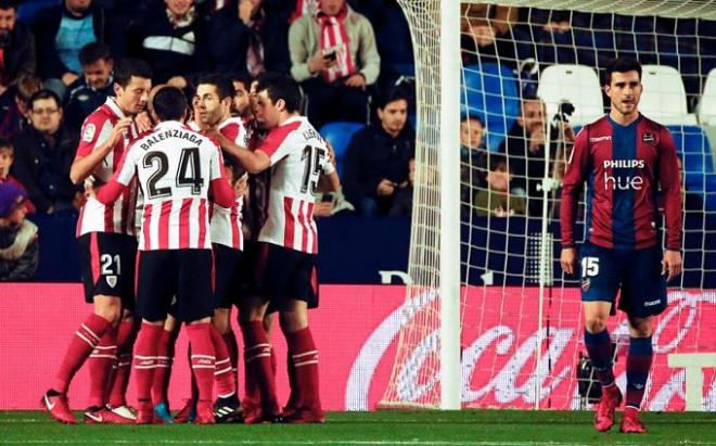 El Athletic de Bilbao celebra un tanto ante el Levante