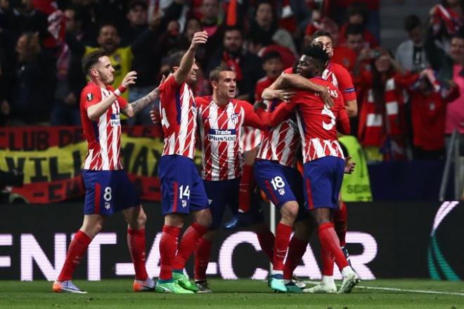 Los jugadores del Atlético celebran el gol de Costa.
