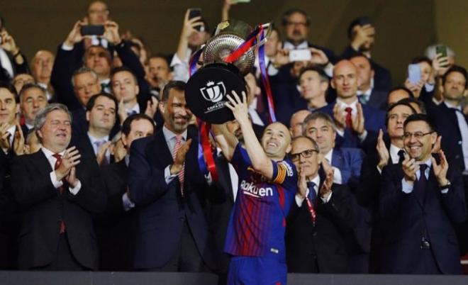 Iniesta, levantando el título de campeón de Copa.