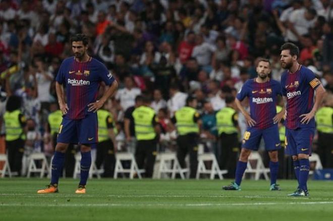Messi, André Gomes y Alba, desolados tras un gol del Madrid en el Santiago Bernabéu.