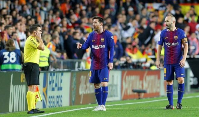 Messi protesta reclamando gol en Mestalla.