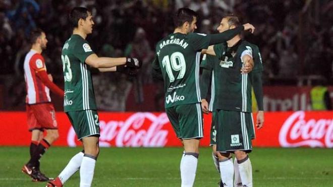 Barragán y Mandi felicitan a Joaquín por la jugada del gol.