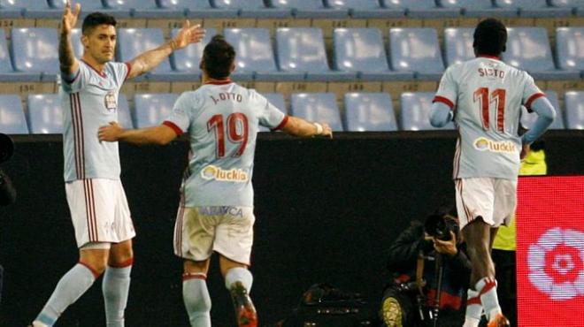 Jonny y Pione Sisto celebran con el 'Tucu' el gol del triunfo.