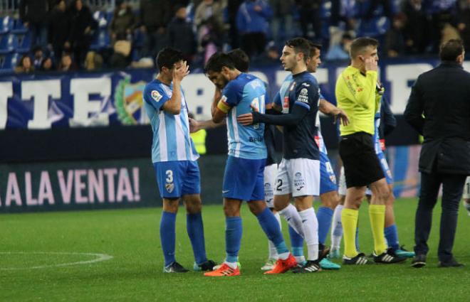 Frustración en los jugadores malaguistas tras una nueva derrota.
