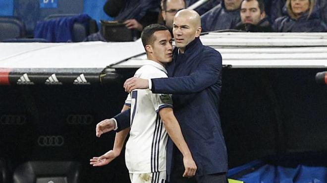 Zidane, felicitando a Lucas Vázquez durante un partido.