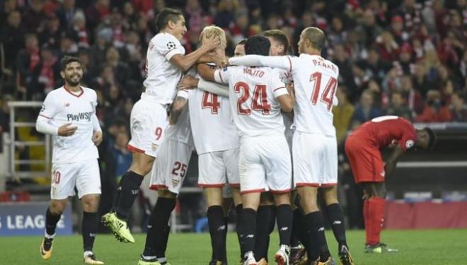 Los jugadores celebran uno de los tantos al Spartak.