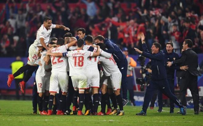 Los jugadores del Sevilla celebran el empate ante el Liverpool.