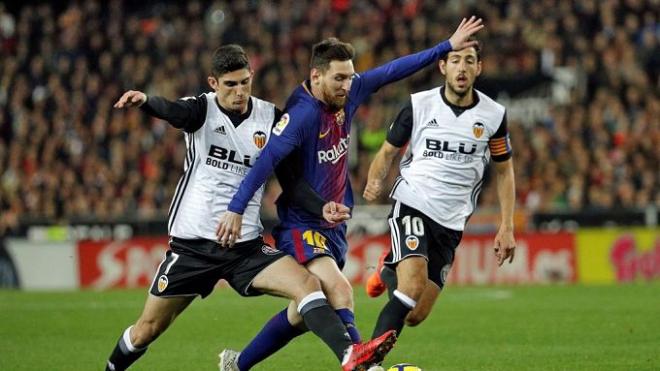 Guedes y Messi, en el partido de Liga en Mestalla.