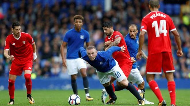 Banega y Rooney disputan un balón en el encuentro de ayer.