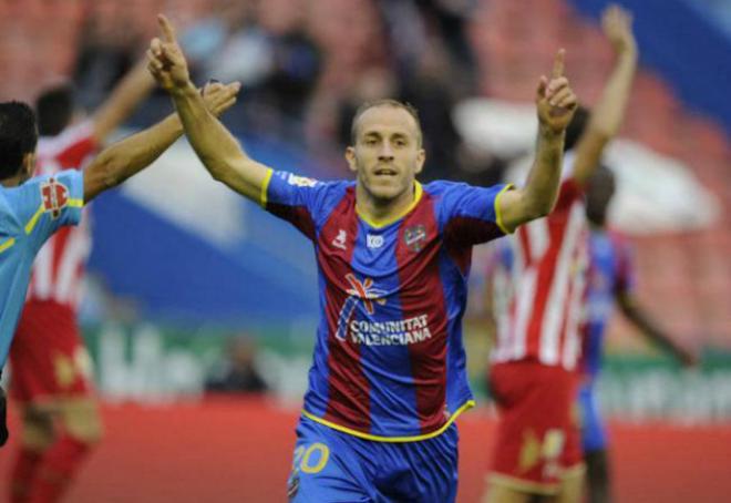 Juanlu celebra un gol con la camiseta del Levante.