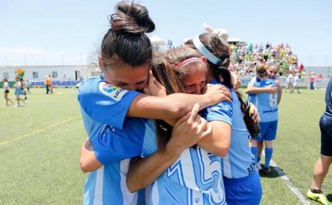 El equipo femenino celebra el ascenso.