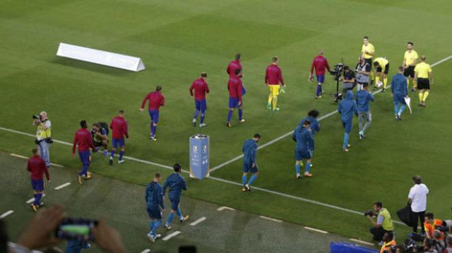 Barcelona y Real Madrid saltan al campo durante la última Supercopa de España.