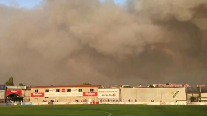 Imagen de la nube de humo vista desde el campo de fútbol.