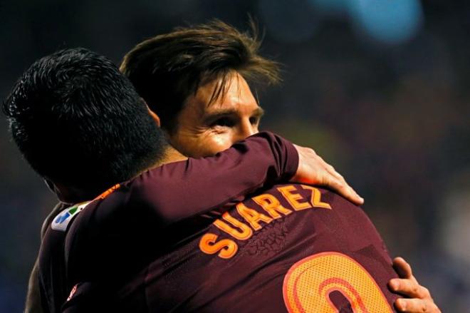 Messi y Suárez, abrazados tras un gol del Barcelona.
