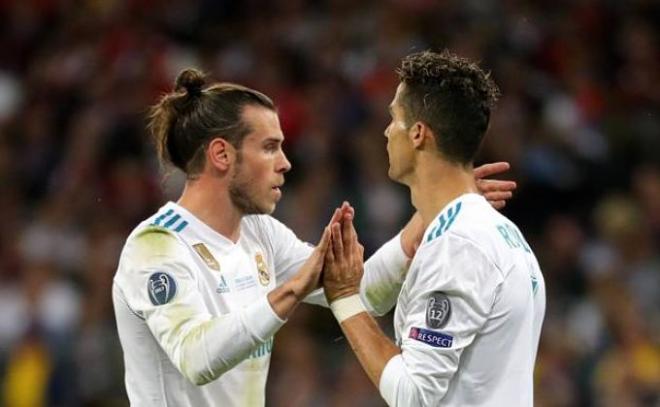 Bale y Cristiano se saludan tras conquistar la Champions.