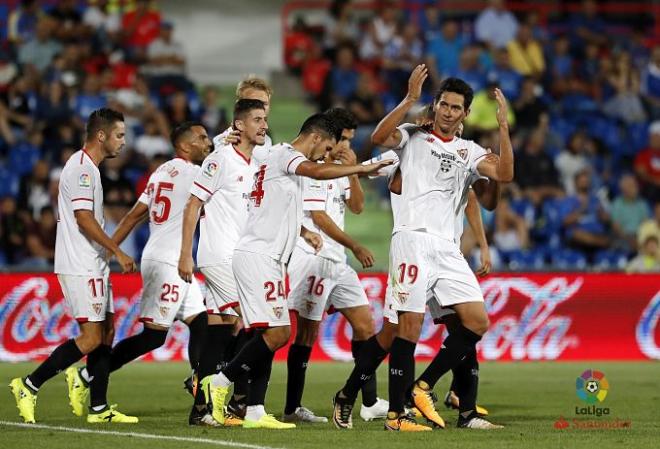 Ganso celebra con sus compañeros su gol de tacón.