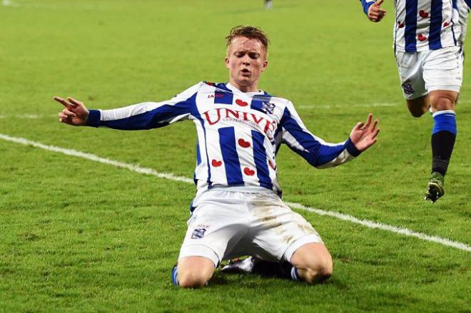 Larsson celebra un gol con el Heerenveen.