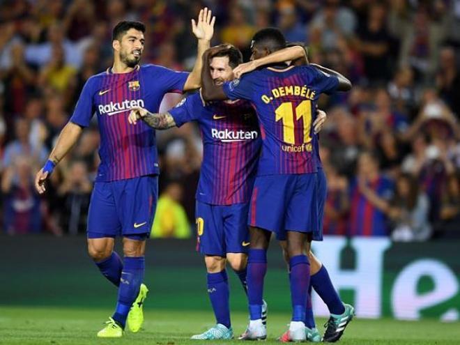 Messi, felicitado por Suárez y Dembélé tras uno de sus goles.