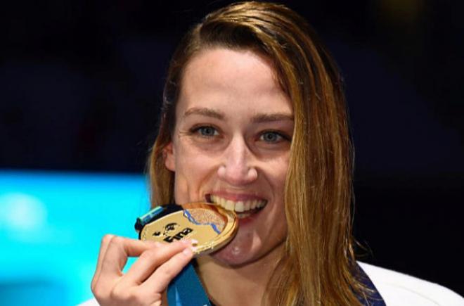Mireia Belmonte celebra su medalla de oro en Budapest.