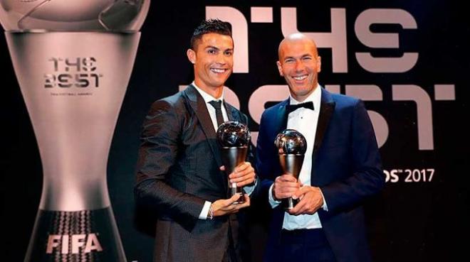 Cristiano y Zidane posan con sus galardones.