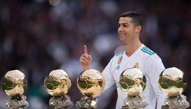Cristiano Ronaldo posa con sus cinco Balones de Oro.