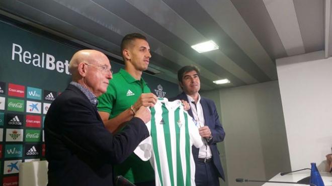 Feddal posa con su nueva camiseta, junto a Haro y Serra Ferrer.